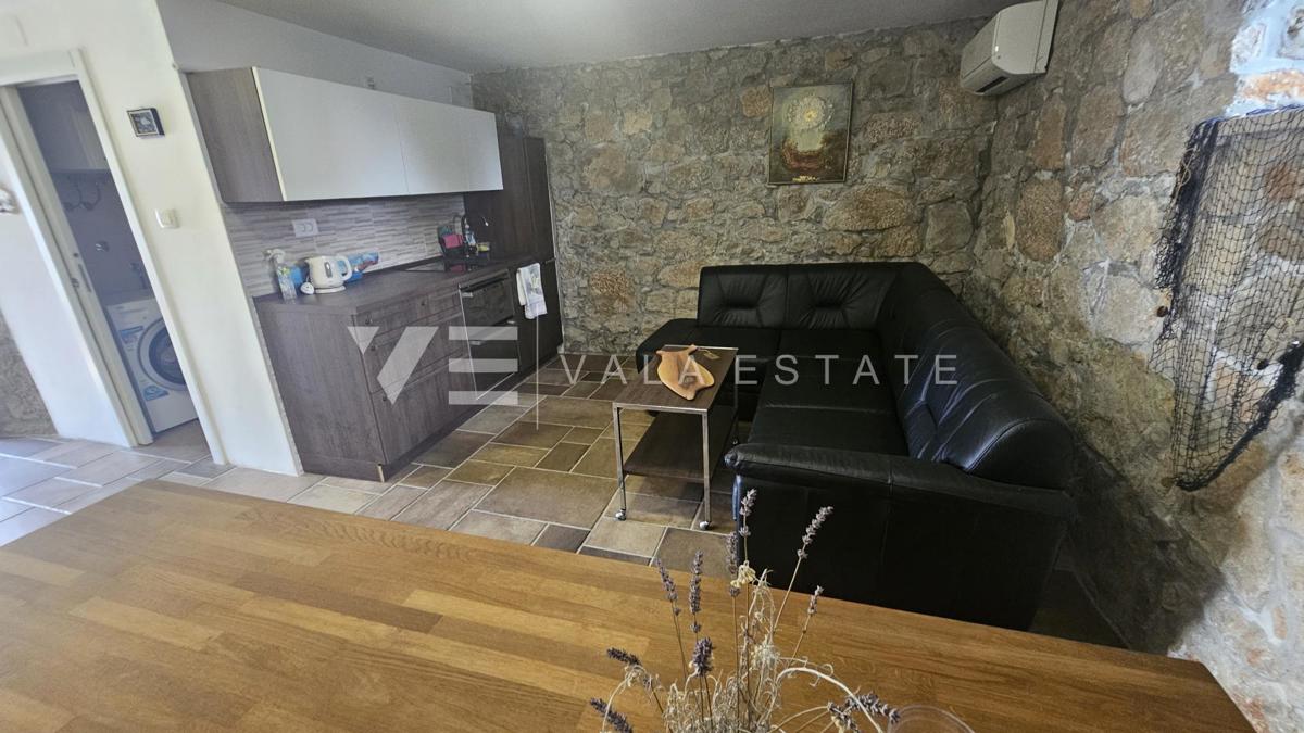 CASA IN PIETRA RISTRUTTURATA CON DUE APPARTAMENTI VICINO AL MARE