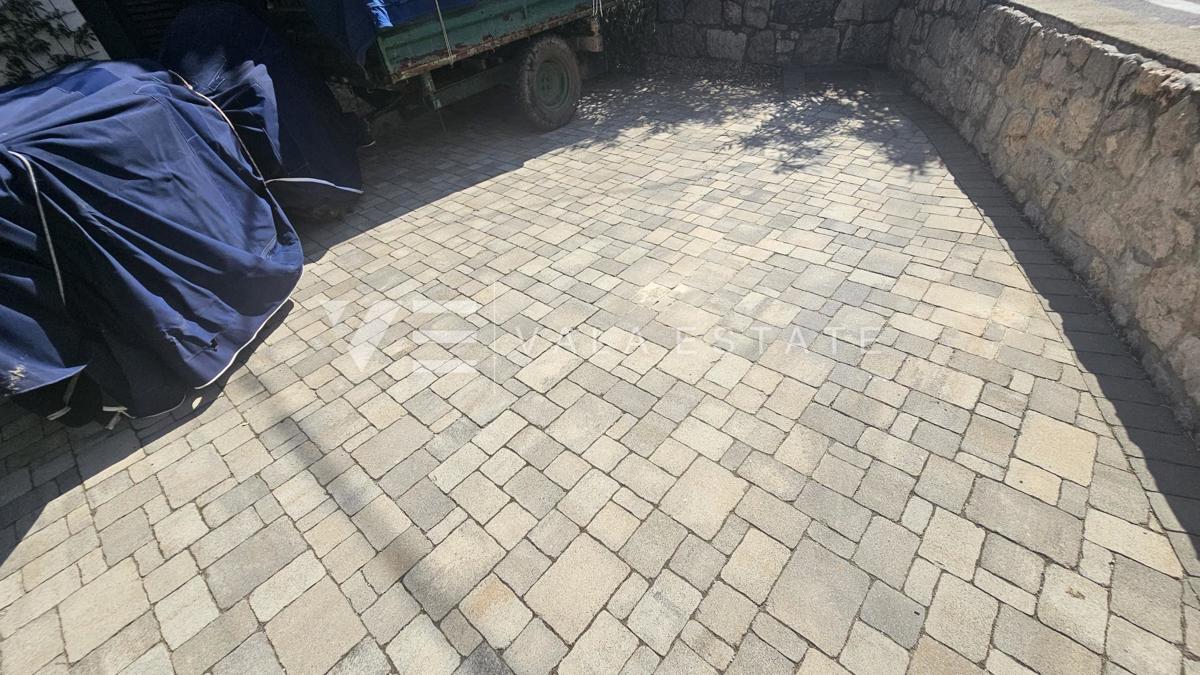 CASA IN PIETRA RISTRUTTURATA CON DUE APPARTAMENTI VICINO AL MARE