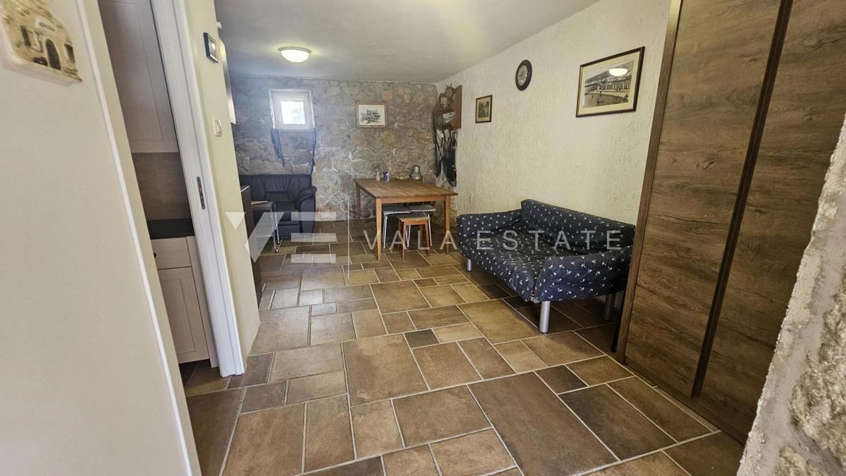 CASA IN PIETRA RISTRUTTURATA CON DUE APPARTAMENTI VICINO AL MARE