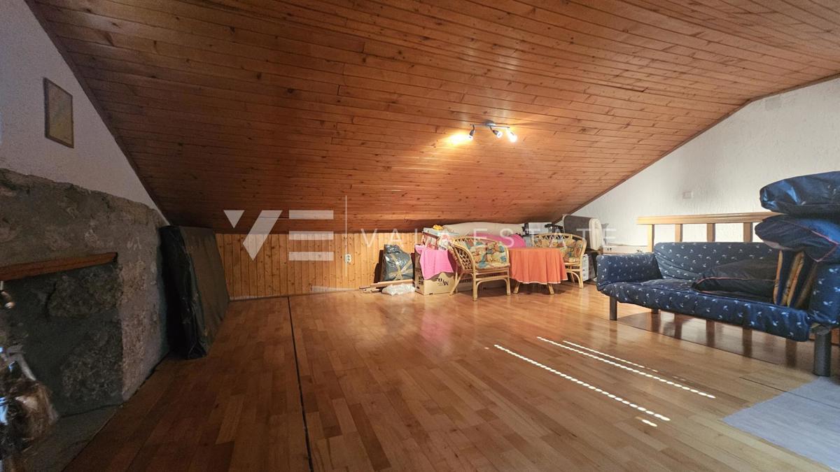 CASA IN PIETRA RISTRUTTURATA CON DUE APPARTAMENTI VICINO AL MARE