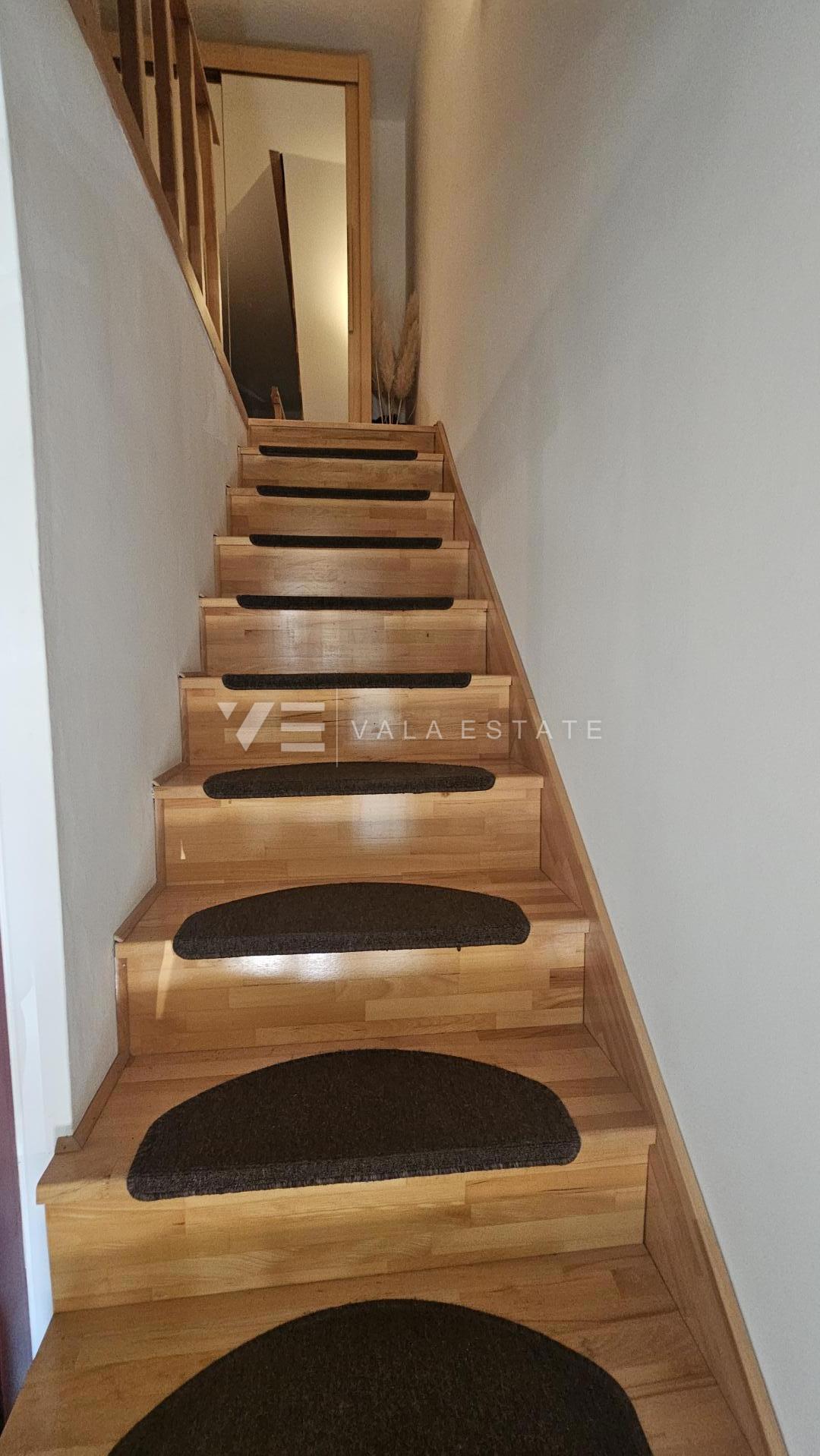 CASA IN PIETRA RISTRUTTURATA CON DUE APPARTAMENTI VICINO AL MARE