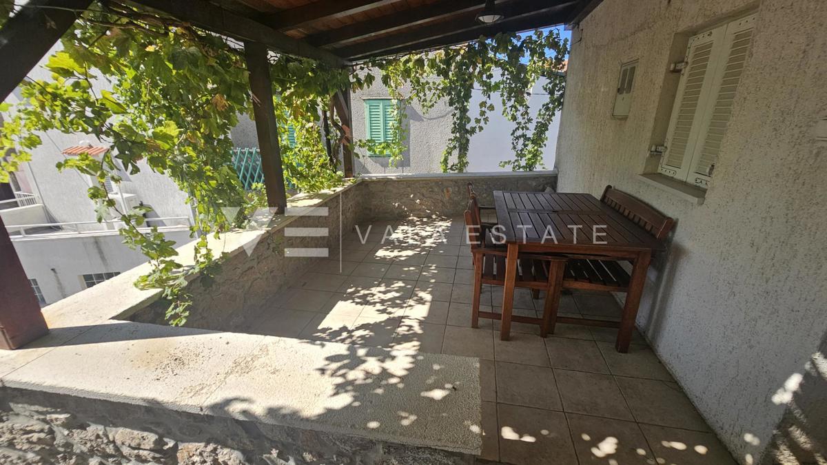 CASA IN PIETRA RISTRUTTURATA CON DUE APPARTAMENTI VICINO AL MARE