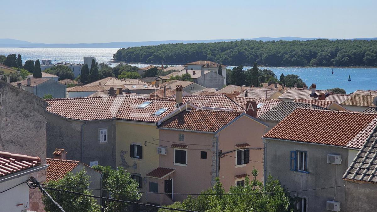 CASA IN PIETRA RISTRUTTURATA CON DUE APPARTAMENTI VICINO AL MARE