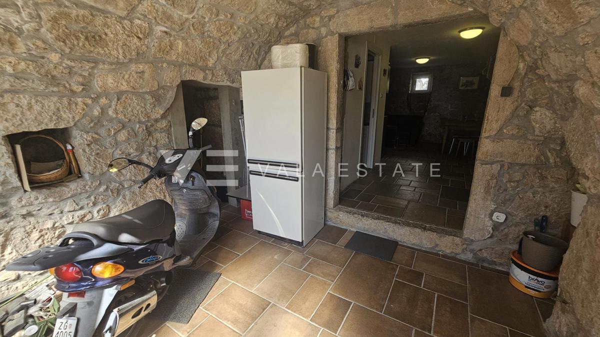 CASA IN PIETRA RISTRUTTURATA CON DUE APPARTAMENTI VICINO AL MARE