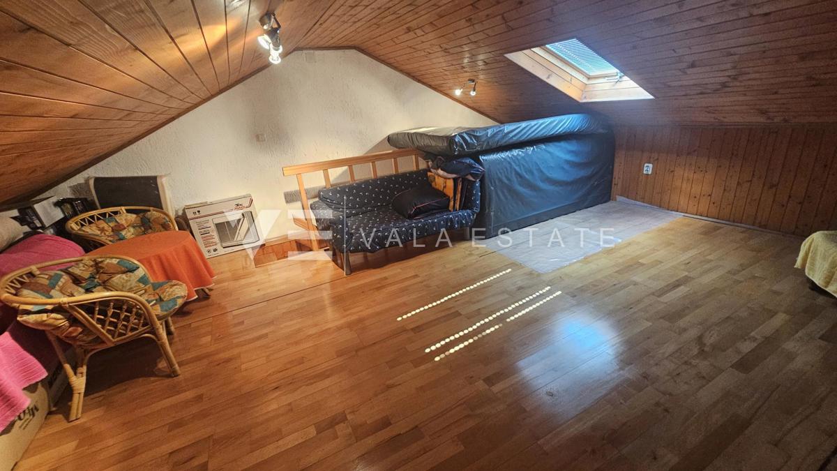 CASA IN PIETRA RISTRUTTURATA CON DUE APPARTAMENTI VICINO AL MARE