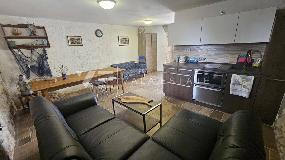 CASA IN PIETRA RISTRUTTURATA CON DUE APPARTAMENTI VICINO AL MARE