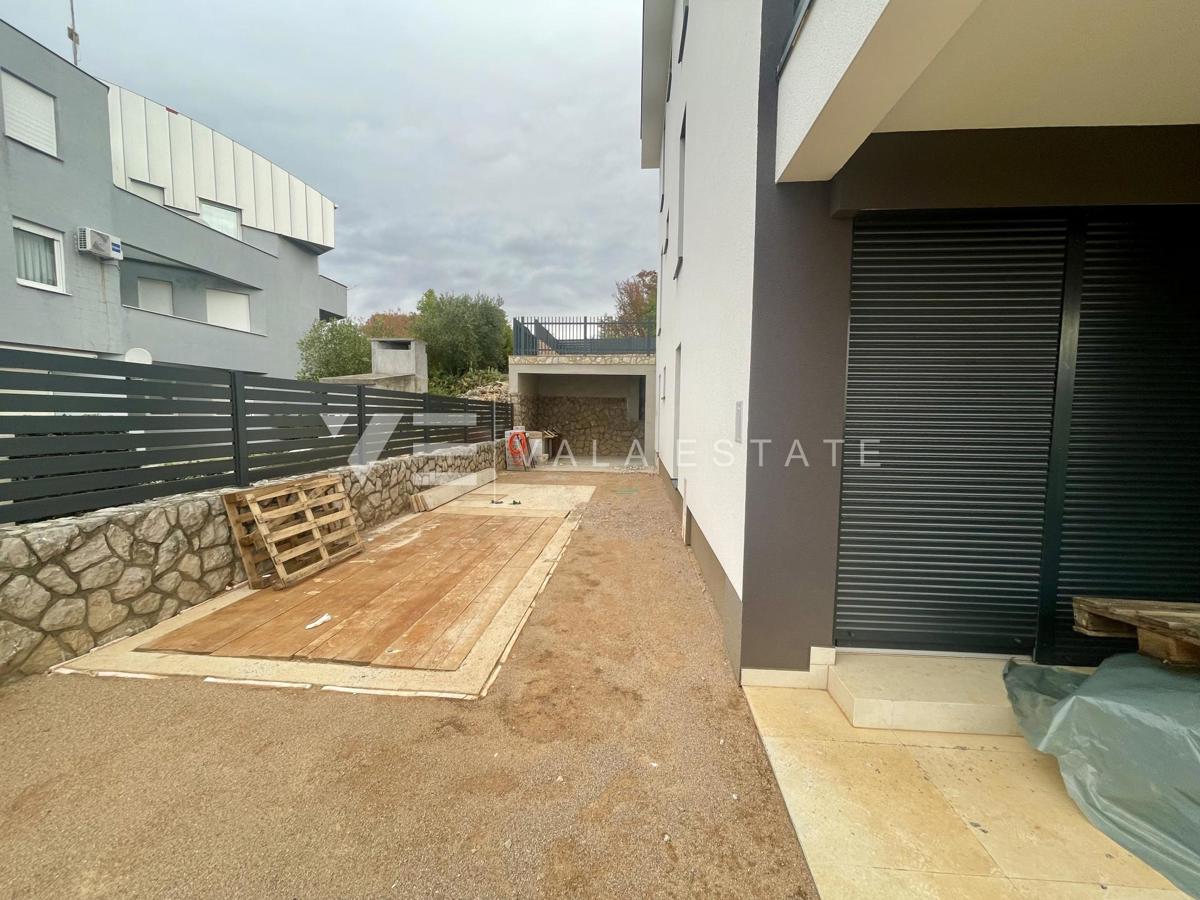 APPARTAMENTO AL PIANO TERRA IN UN NUOVO EDIFICIO CON PISCINA A SOLI 200 M DALLA SPIAGGIA