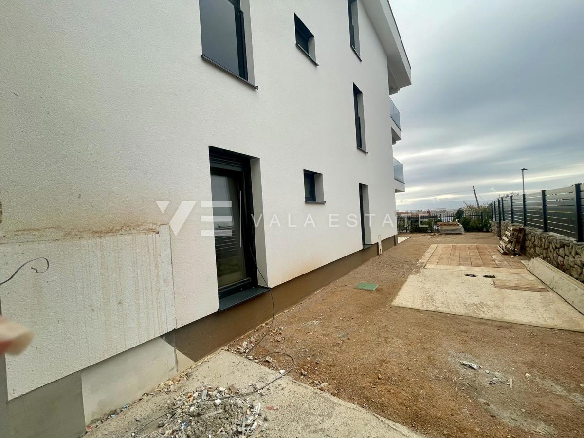 APPARTAMENTO AL PIANO TERRA IN UN NUOVO EDIFICIO CON PISCINA A SOLI 200 M DALLA SPIAGGIA