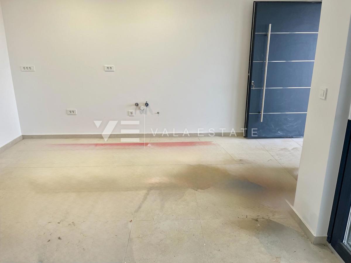 APPARTAMENTO AL PIANO TERRA IN UN NUOVO EDIFICIO CON PISCINA A SOLI 200 M DALLA SPIAGGIA