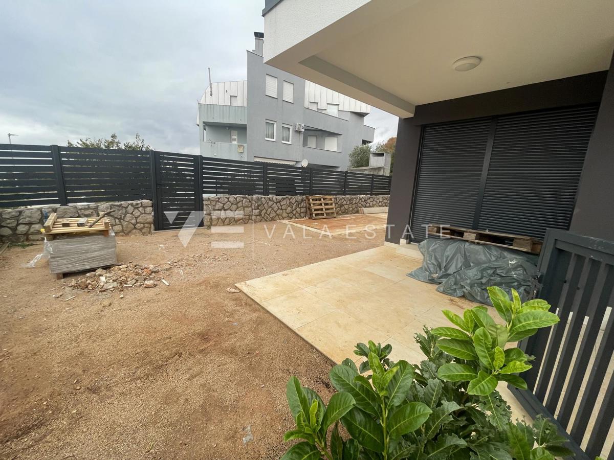 APPARTAMENTO AL PIANO TERRA IN UN NUOVO EDIFICIO CON PISCINA A SOLI 200 M DALLA SPIAGGIA