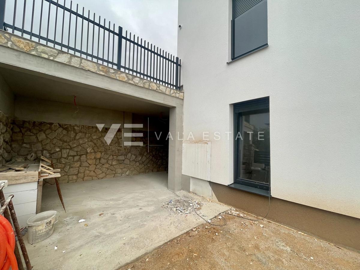 APPARTAMENTO AL PIANO TERRA IN UN NUOVO EDIFICIO CON PISCINA A SOLI 200 M DALLA SPIAGGIA