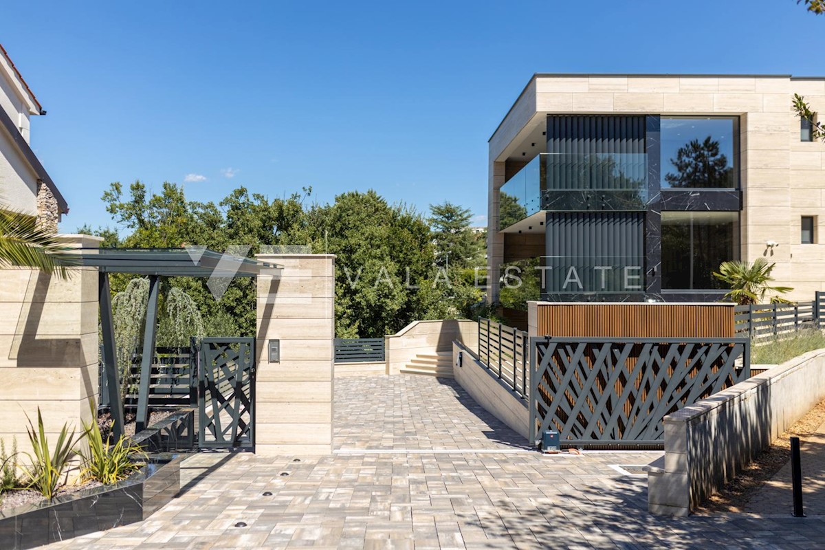 APPARTAMENTO DI LUSSO IN ATTICO CON PISCINA E VISTA MARE