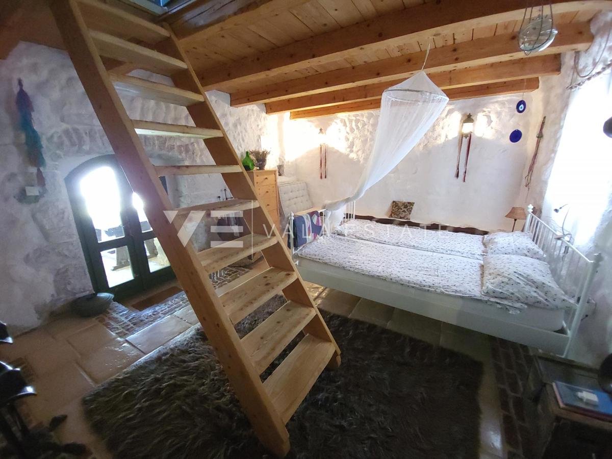 CASA INDIPENDENTE IN PIETRA CON PISCINA