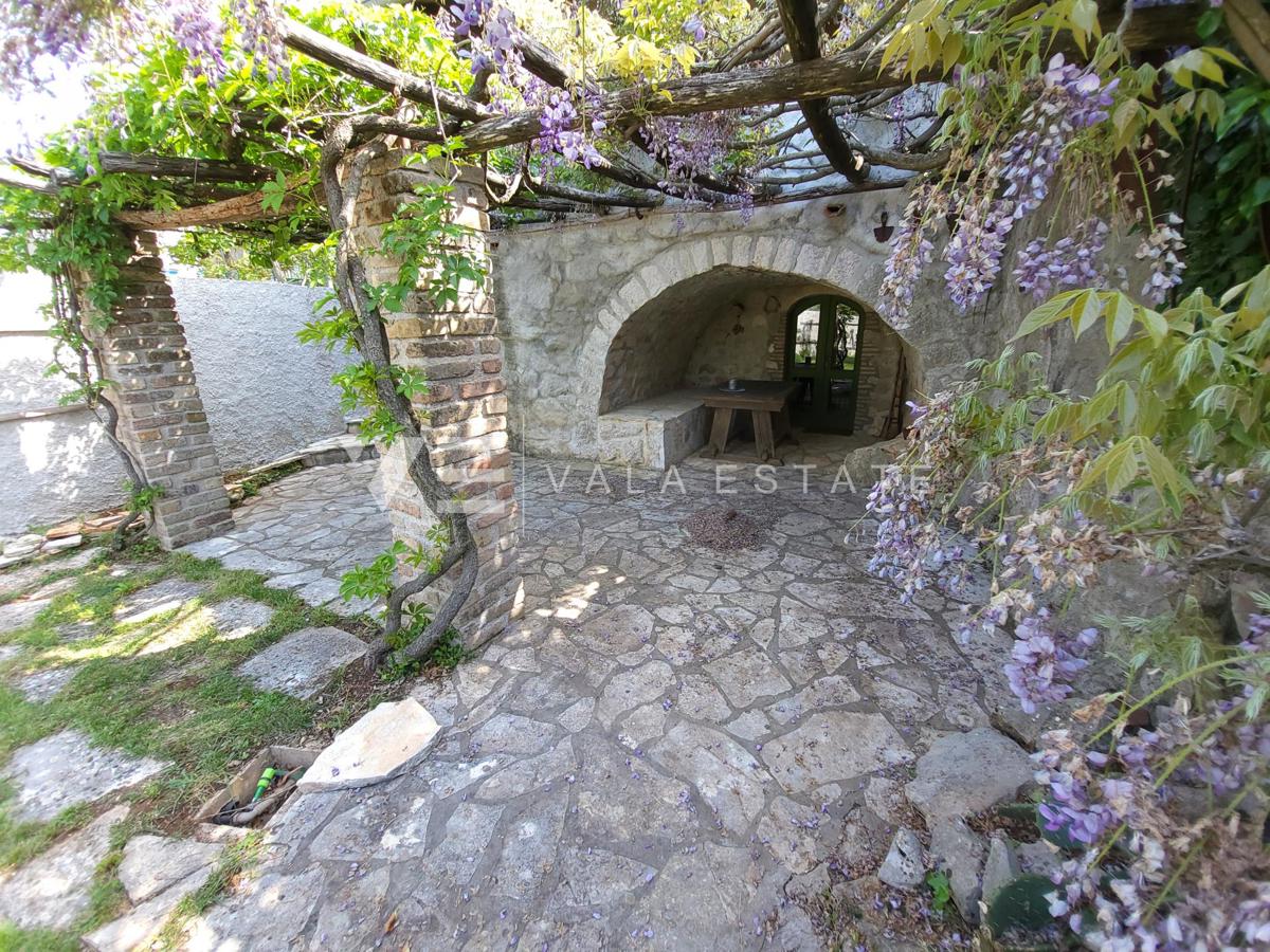 CASA INDIPENDENTE IN PIETRA CON PISCINA