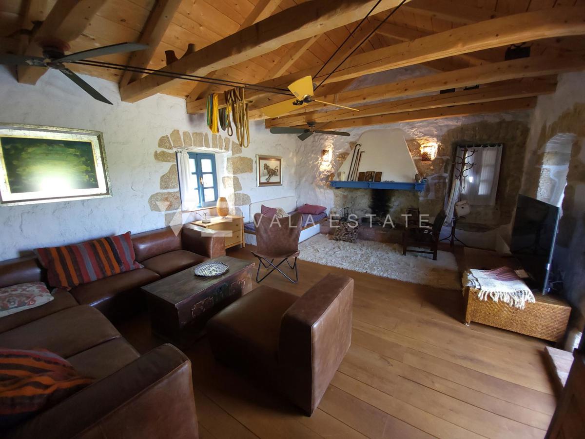 CASA INDIPENDENTE IN PIETRA CON PISCINA