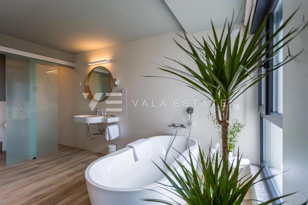 VILLA MODERNA CON PISCINA E VISTA MARE