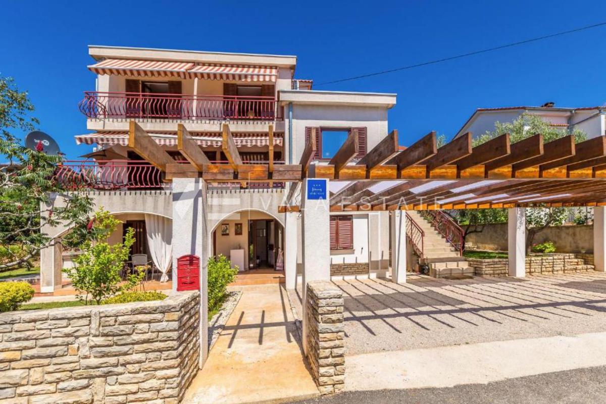 CASA INDIPENDENTE CON TRE APPARTAMENTI E SPLENDIDA VISTA MARE