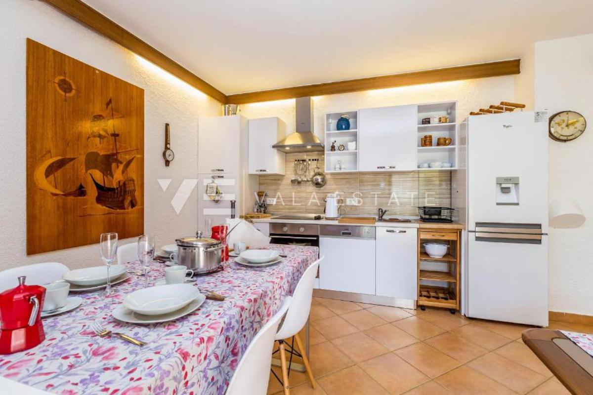 CASA INDIPENDENTE CON TRE APPARTAMENTI E SPLENDIDA VISTA MARE