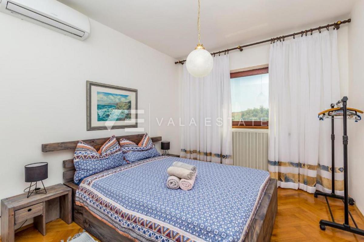 CASA INDIPENDENTE CON TRE APPARTAMENTI E SPLENDIDA VISTA MARE