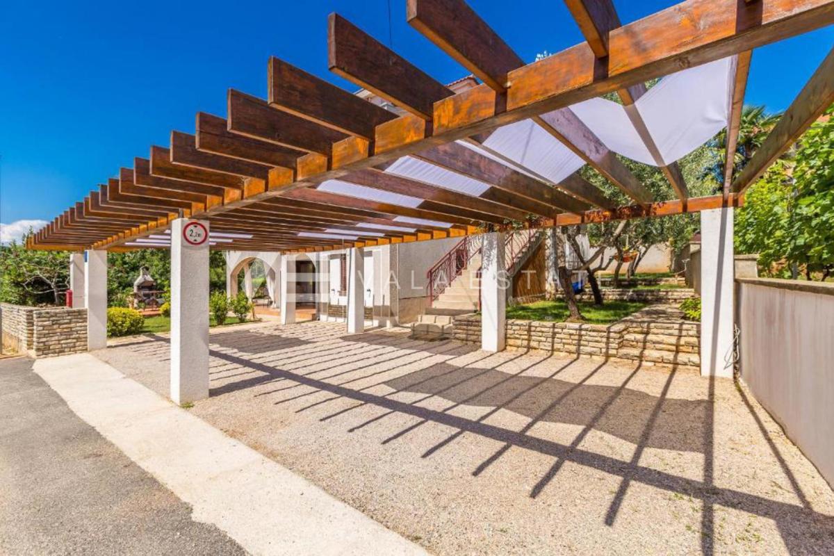 CASA INDIPENDENTE CON TRE APPARTAMENTI E SPLENDIDA VISTA MARE