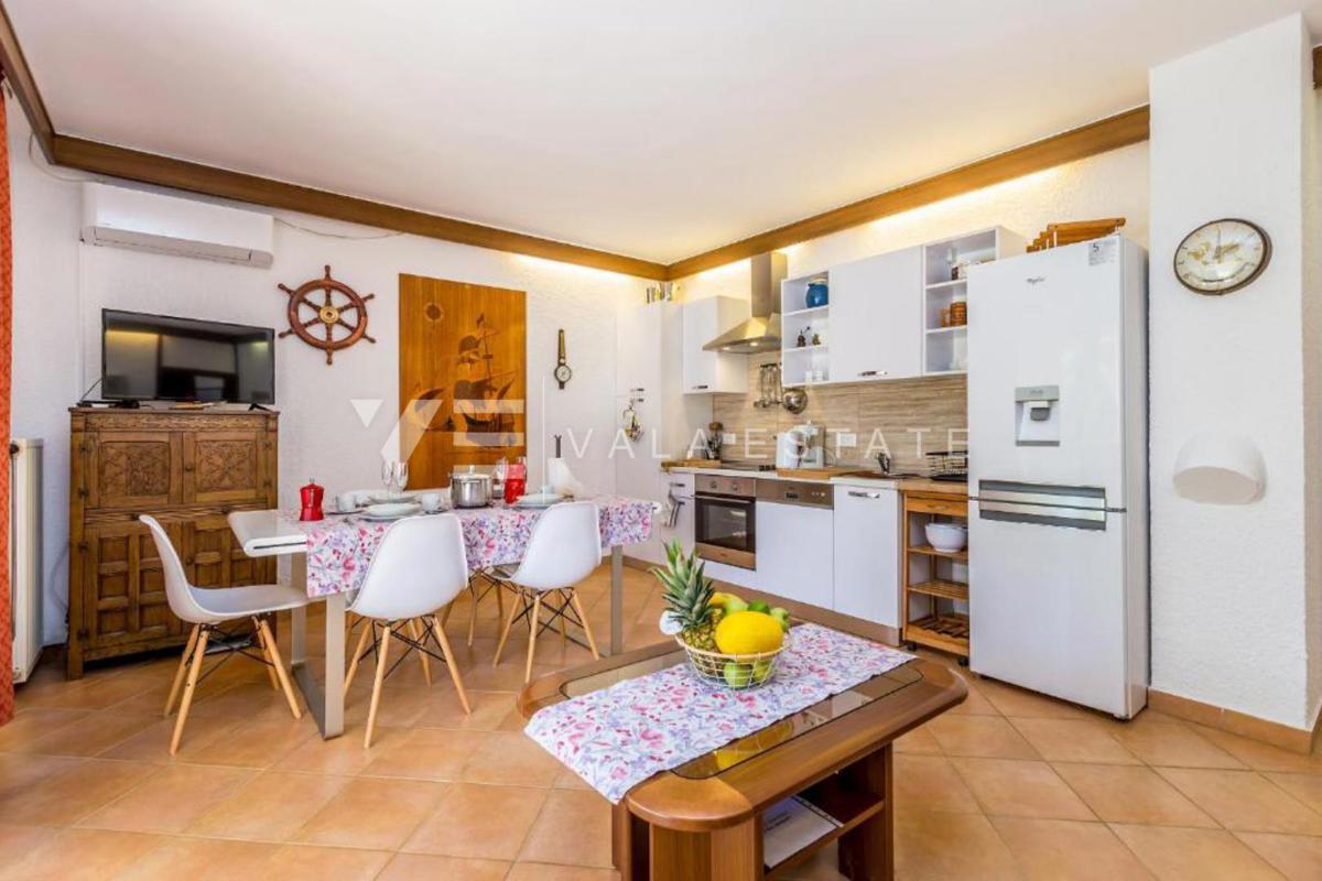 CASA INDIPENDENTE CON TRE APPARTAMENTI E SPLENDIDA VISTA MARE