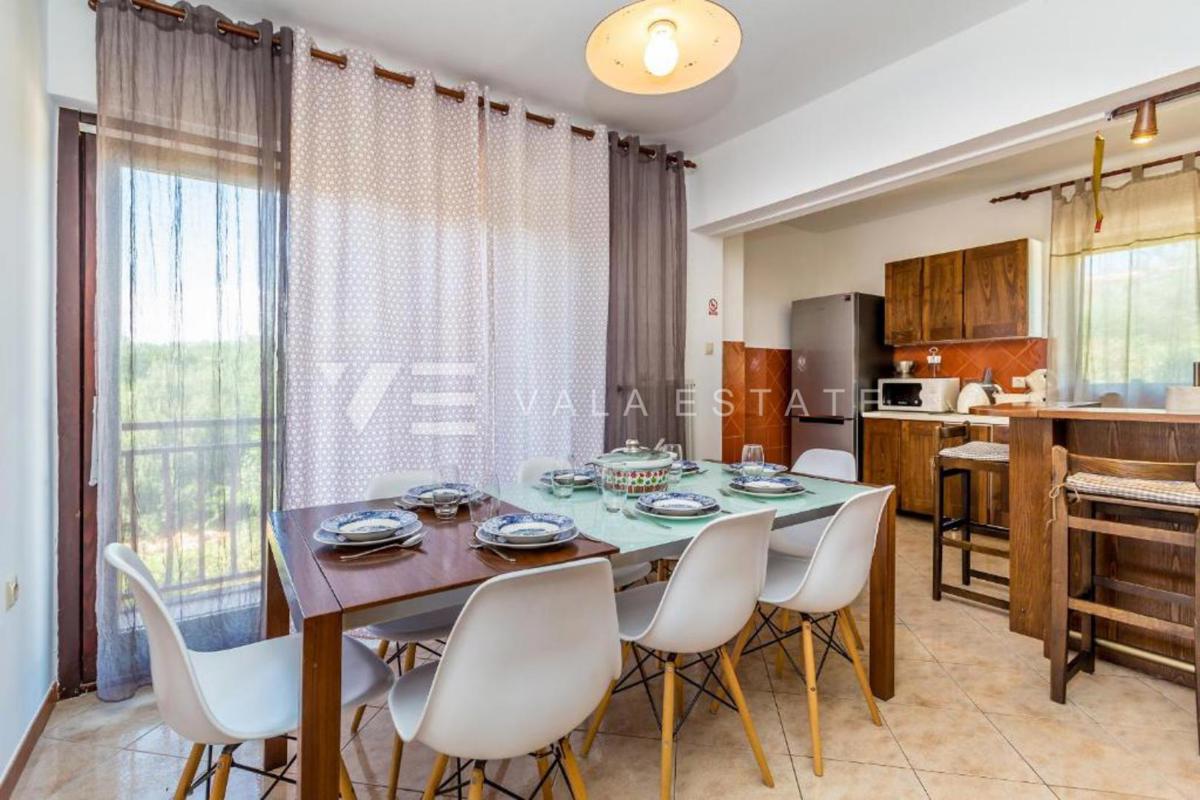 CASA INDIPENDENTE CON TRE APPARTAMENTI E SPLENDIDA VISTA MARE