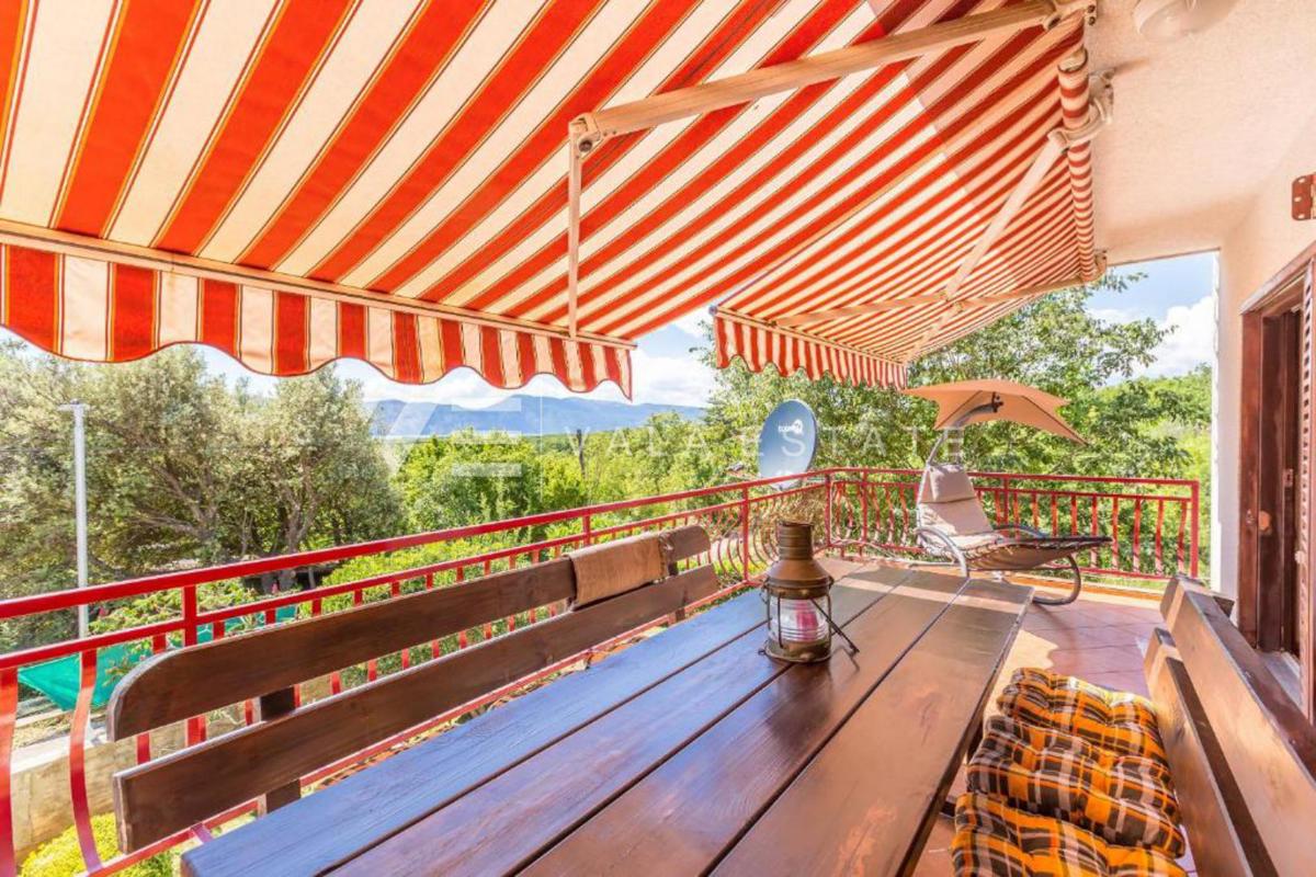 CASA INDIPENDENTE CON TRE APPARTAMENTI E SPLENDIDA VISTA MARE