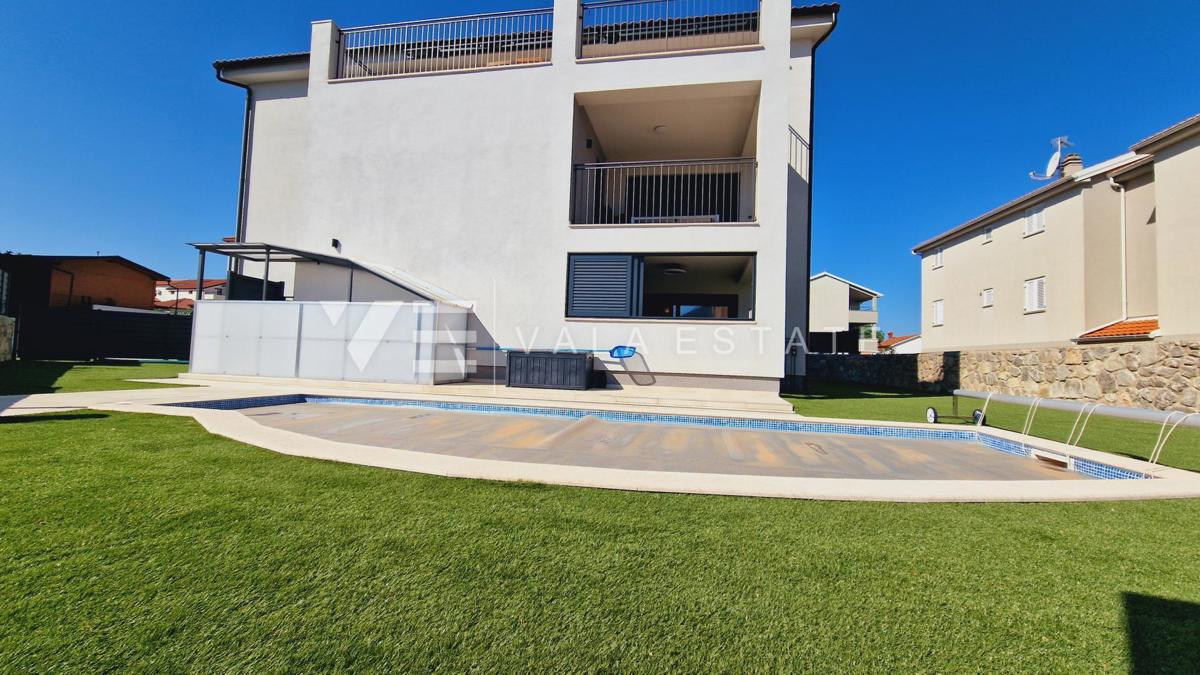 DUE APPARTAMENTI CON GIARDINO E PISCINA VICINO ALLA SPIAGGIA