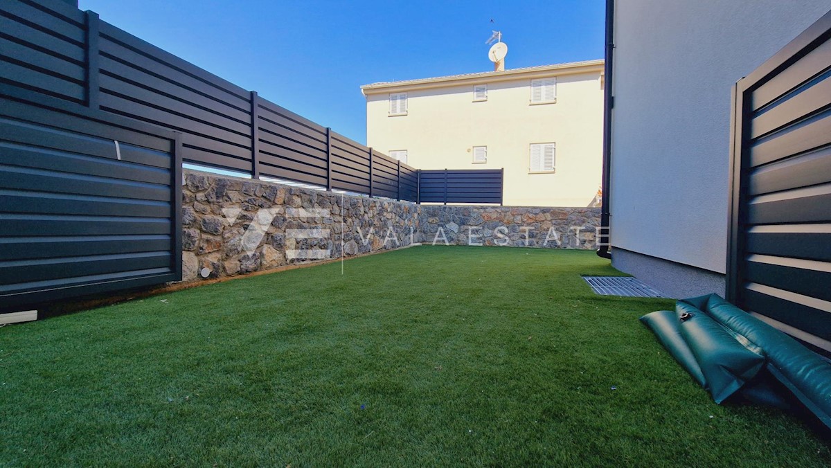 DUE APPARTAMENTI CON GIARDINO E PISCINA VICINO ALLA SPIAGGIA