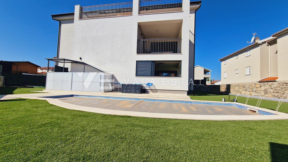 DUE APPARTAMENTI CON GIARDINO E PISCINA VICINO ALLA SPIAGGIA