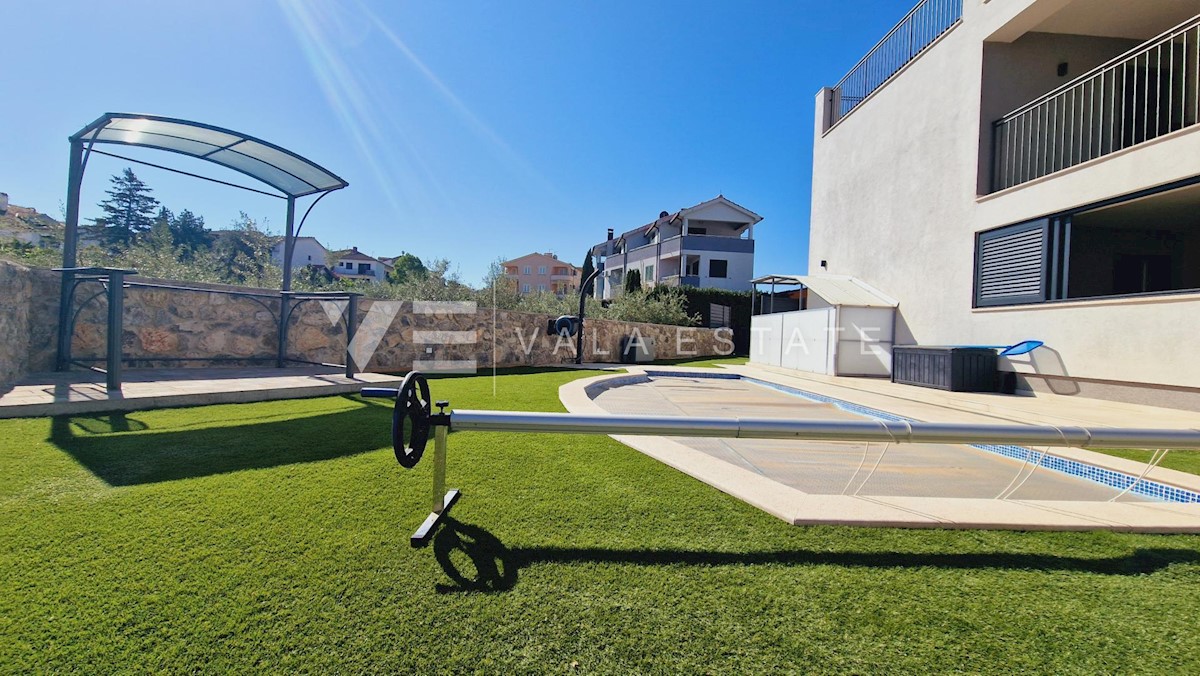 DUE APPARTAMENTI CON GIARDINO E PISCINA VICINO ALLA SPIAGGIA