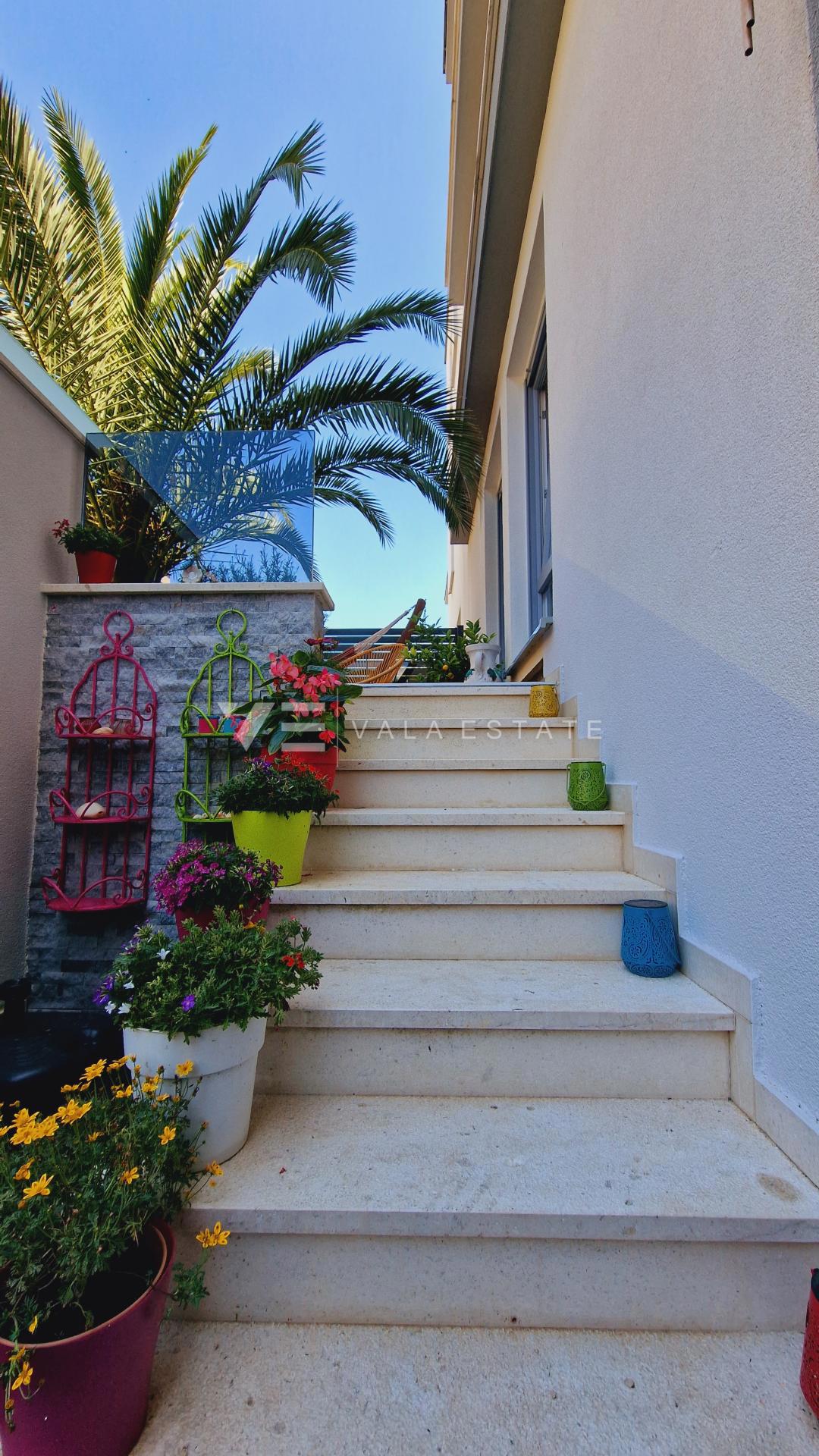 APPARTAMENTO AL PIANO TERRA CON GIARDINO A SOLI 150 M DAL MARE