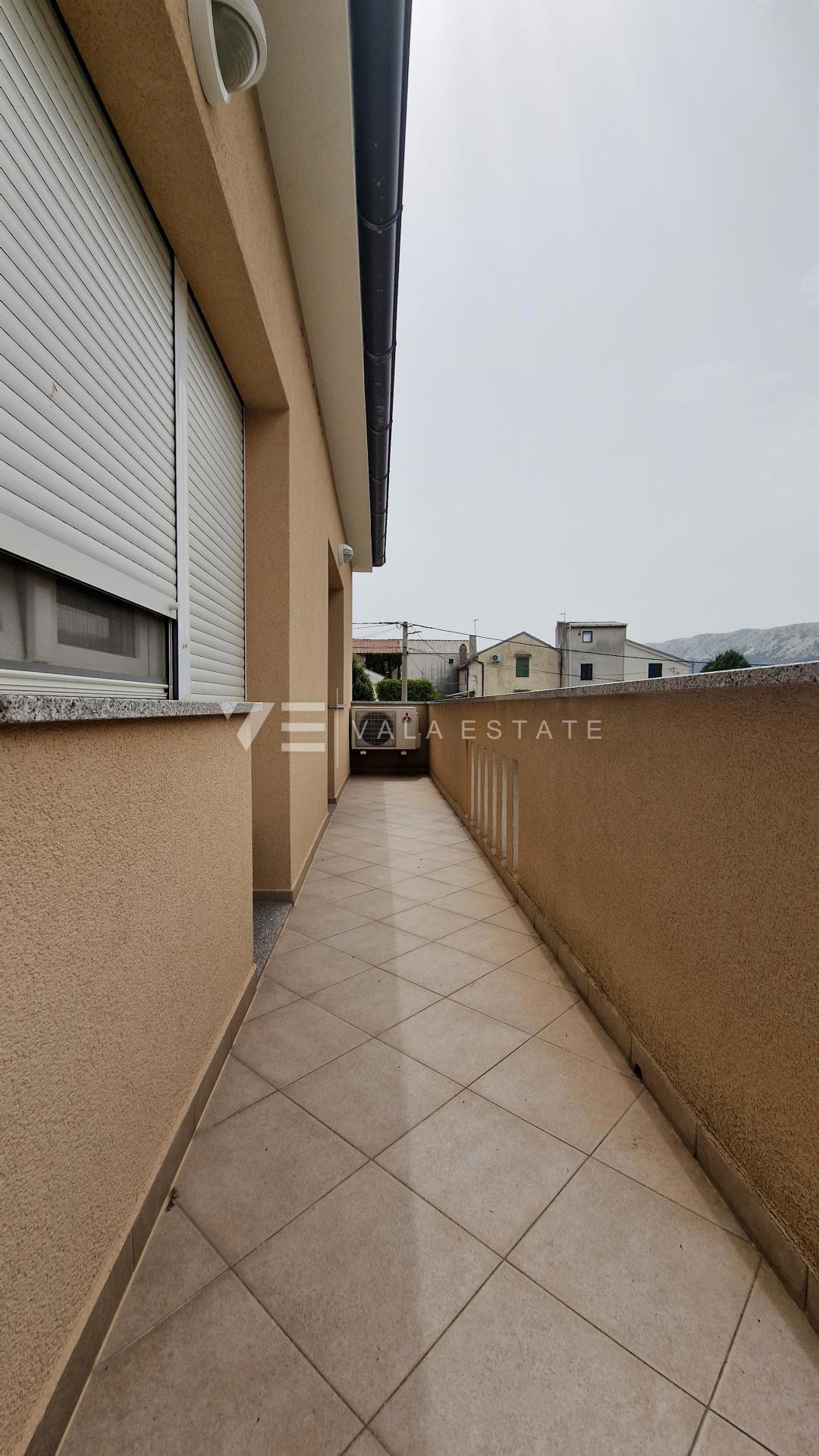 CASA INDIPENDENTE CON DUE UNITA' RESIDENZIALI SEPARATE E AMPIO GIARDINO
