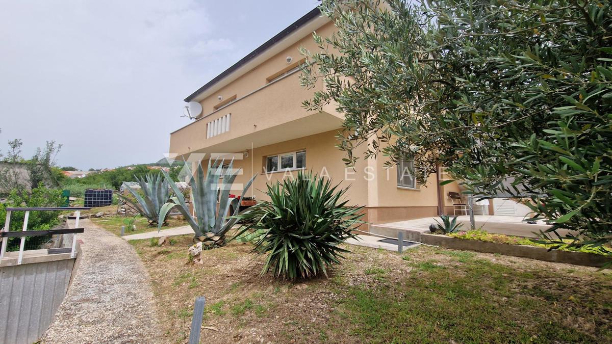 CASA INDIPENDENTE CON DUE UNITA' RESIDENZIALI SEPARATE E AMPIO GIARDINO