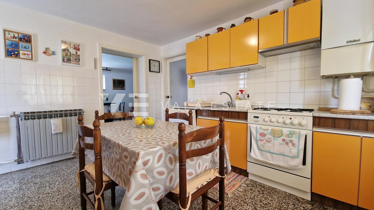 CASA INDIPENDENTE CON DUE UNITA' RESIDENZIALI SEPARATE E AMPIO GIARDINO