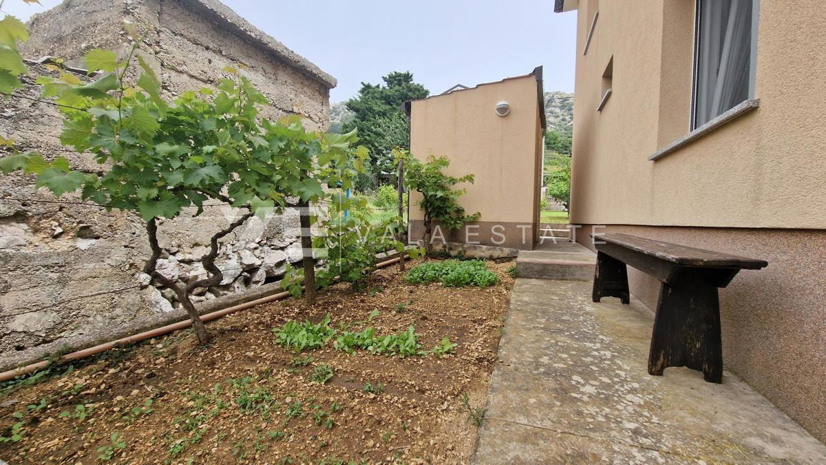 CASA INDIPENDENTE CON DUE UNITA' RESIDENZIALI SEPARATE E AMPIO GIARDINO