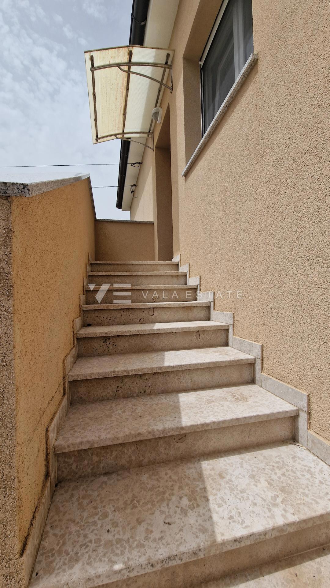 CASA INDIPENDENTE CON DUE UNITA' RESIDENZIALI SEPARATE E AMPIO GIARDINO
