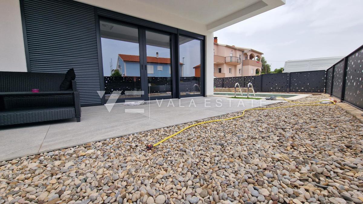 NUOVA CASA BIFAMILIARE CON PISCINA VICINO AL MARE