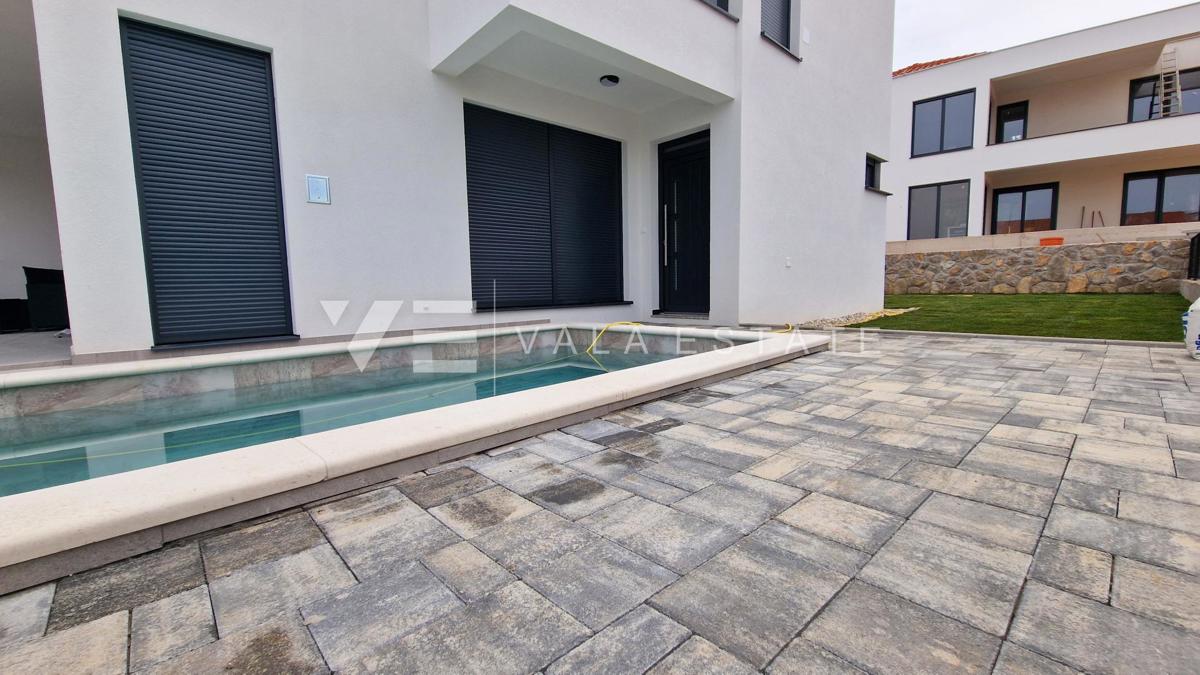 NUOVA CASA BIFAMILIARE CON PISCINA VICINO AL MARE