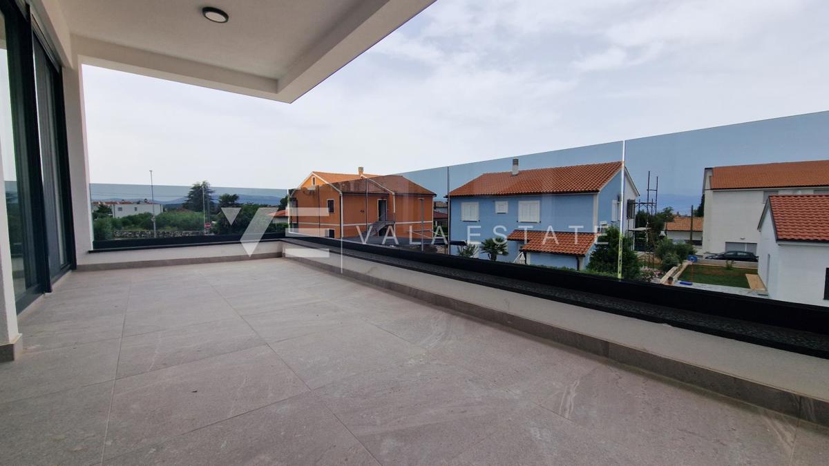 NUOVA CASA BIFAMILIARE CON PISCINA VICINO AL MARE