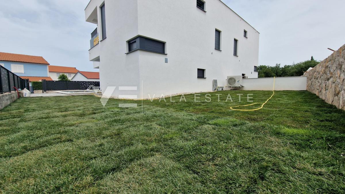 NUOVA CASA BIFAMILIARE CON PISCINA VICINO AL MARE