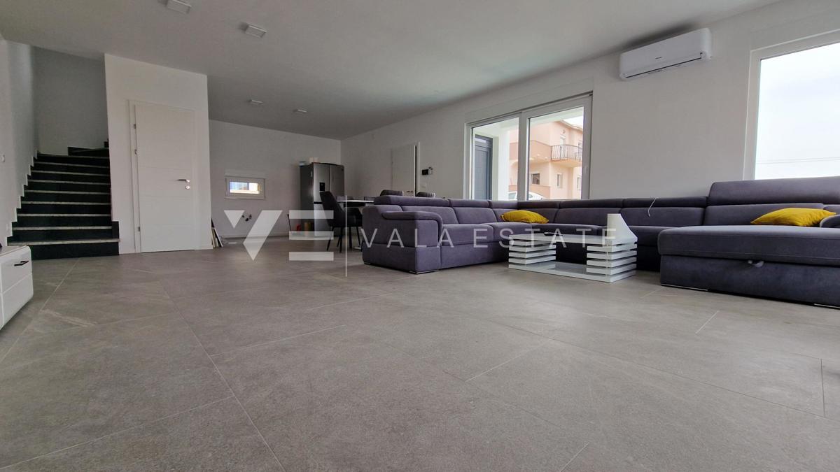NUOVA CASA BIFAMILIARE CON PISCINA VICINO AL MARE