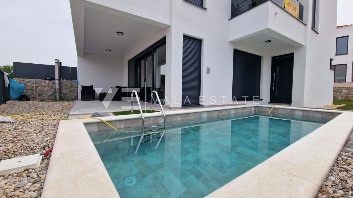 NUOVA CASA BIFAMILIARE CON PISCINA VICINO AL MARE
