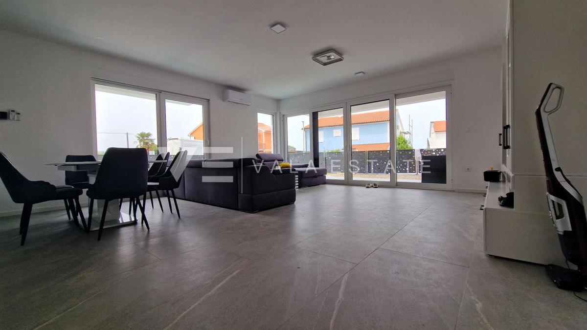 NUOVA CASA BIFAMILIARE CON PISCINA VICINO AL MARE