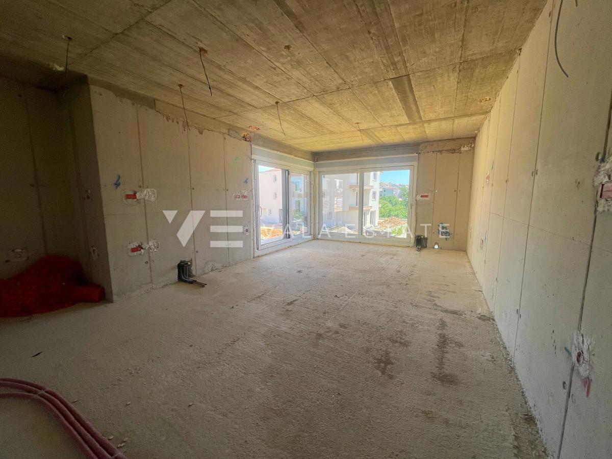 APPARTAMENTO SU DUE PIANI IN NUOVO EDIFICIO CON PISCINA E VISTA MARE