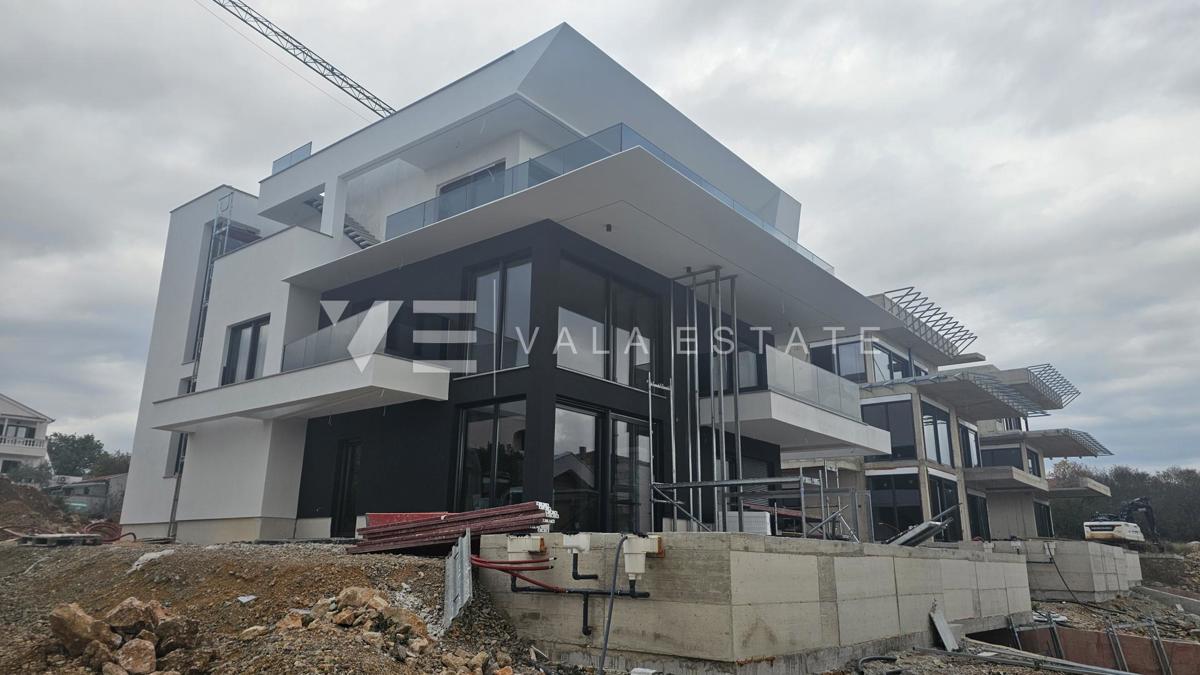 APPARTAMENTO SU DUE PIANI IN NUOVO EDIFICIO CON PISCINA E VISTA MARE