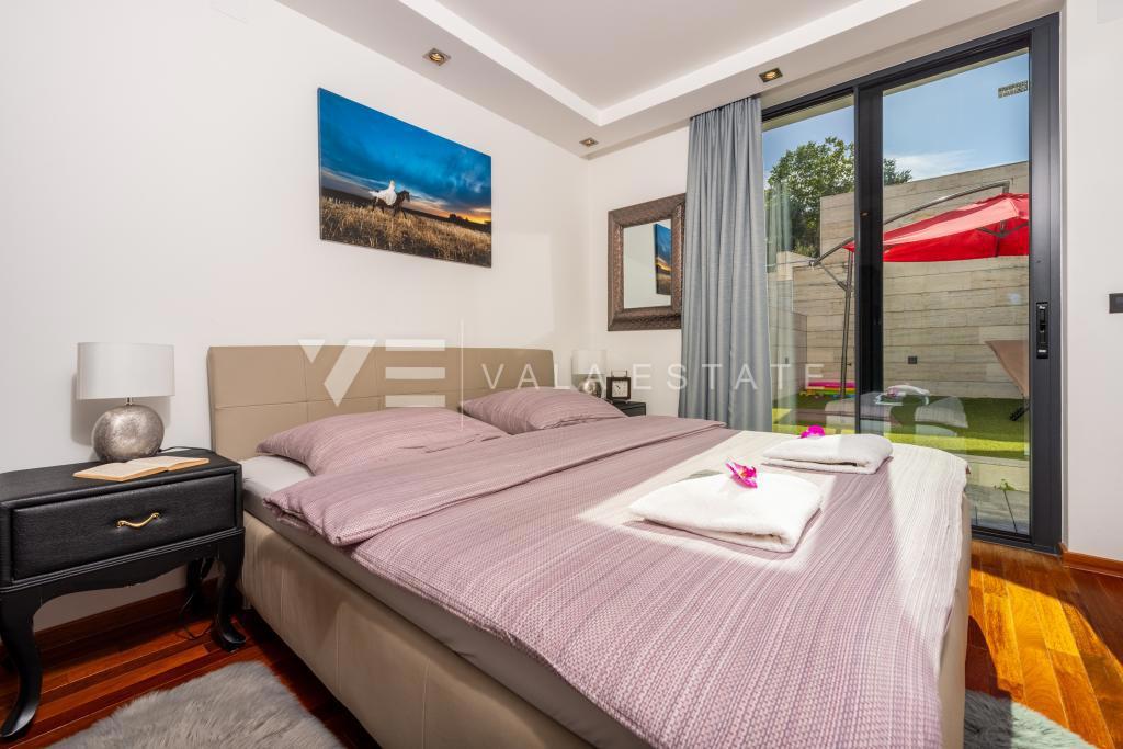 APPARTAMENTO DI LUSSO CON GIARDINO IN POSIZIONE ATTRAENTE