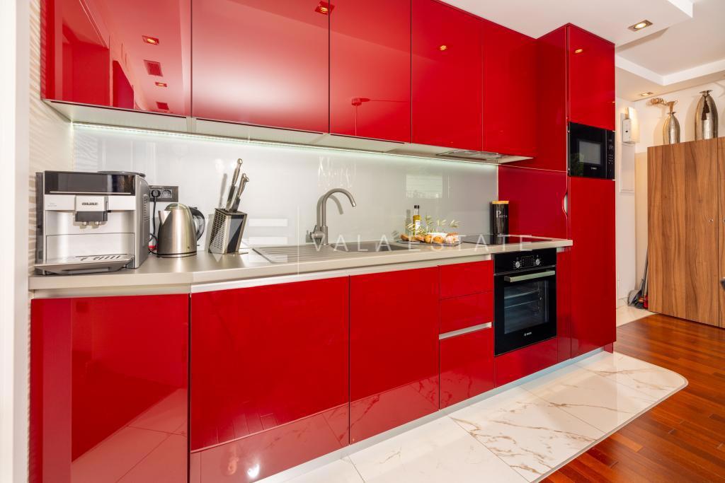 APPARTAMENTO DI LUSSO CON GIARDINO IN POSIZIONE ATTRAENTE