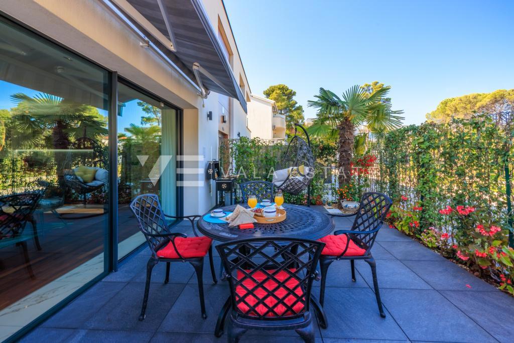 APPARTAMENTO DI LUSSO CON GIARDINO IN POSIZIONE ATTRAENTE