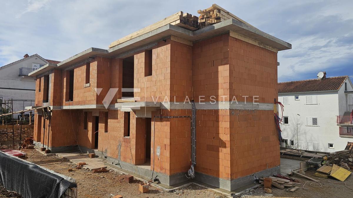 NUOVA CASA A SCHIERA CON PISCINA E GIARDINO